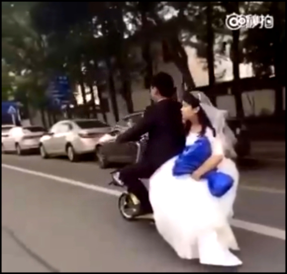 Жених уронил невесту со скутера и поехал дальше 