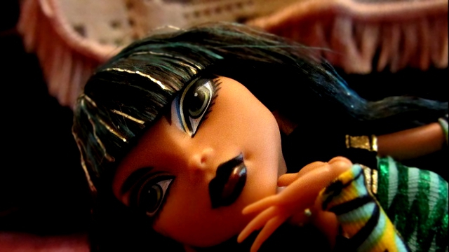 Танцы Monster High Клео и Нефера под Nossa, Nossa. 