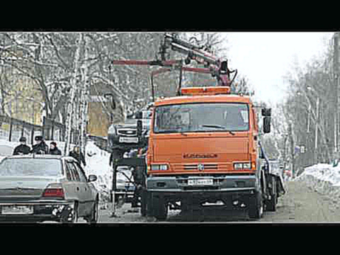 На улице Маршала Крылова эвакуатор грузит Приору. Пенза. 13.01.2015г. 