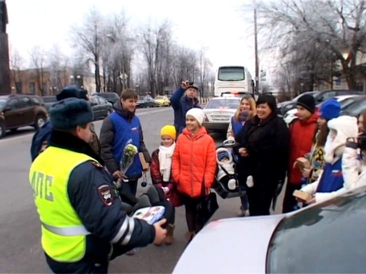 Многодетной авто-маме подарили  специальные автокресла для ее детей 