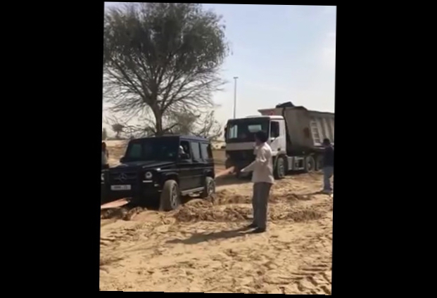 Принц Дубая помог вытащить застрявший в песке грузовик 