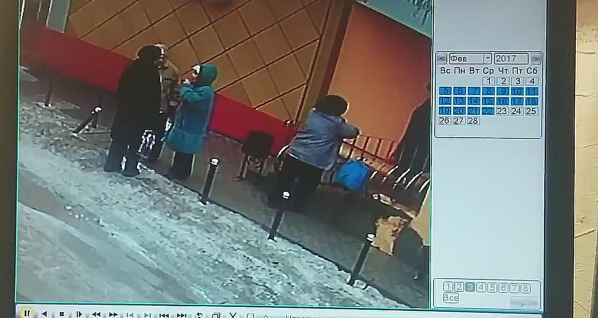 В центре Воронежа ледяная глыба упала на женщину 