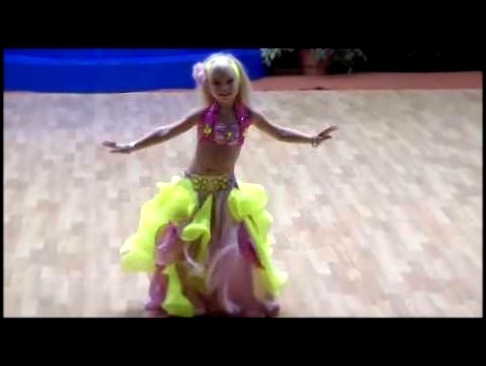 Как назвать эту любовь!Изумительная девчонка танцует восточный танец!Молодец,просто умничка)))) 