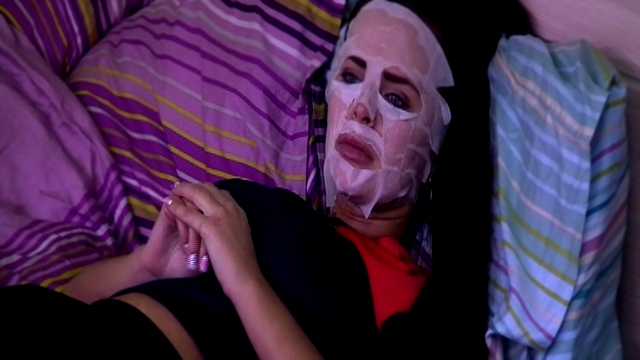 Виктория Романец,, Элла Суханова ДОМ2 в маске для лица JAPAN GALS с гиалуроновой кислотой 