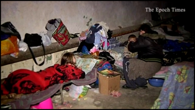 В разрушенном городе под Донецком люди живут в бомбоубежищах 
