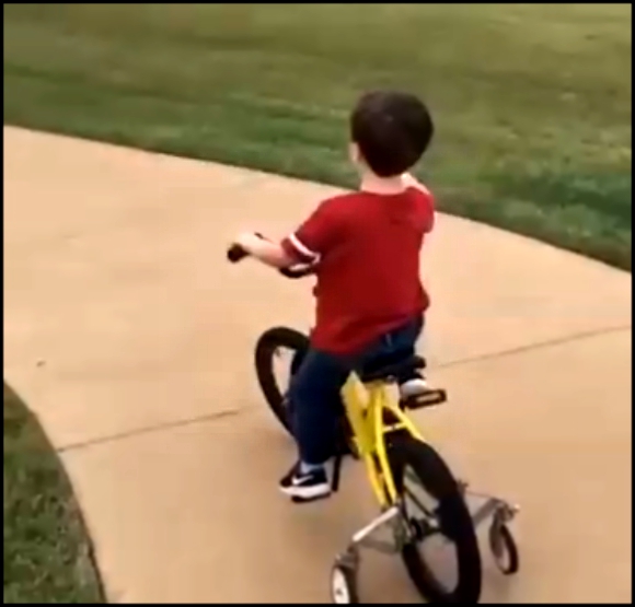 Мальчик едет на велосипеде 