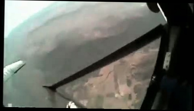 Парашютисты спасаются из падающего самолета 
