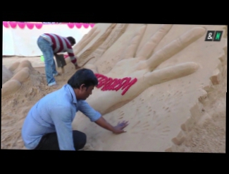 Индийский мастер слепил фигуру из песка 