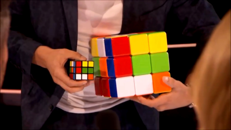Повелитель кубика Рубика снова поразил судей 