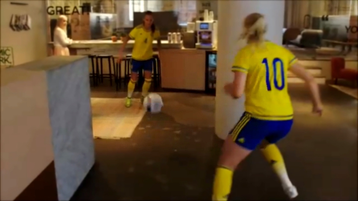Женская сборная Швеции по футболу тренеруется в гостинице 