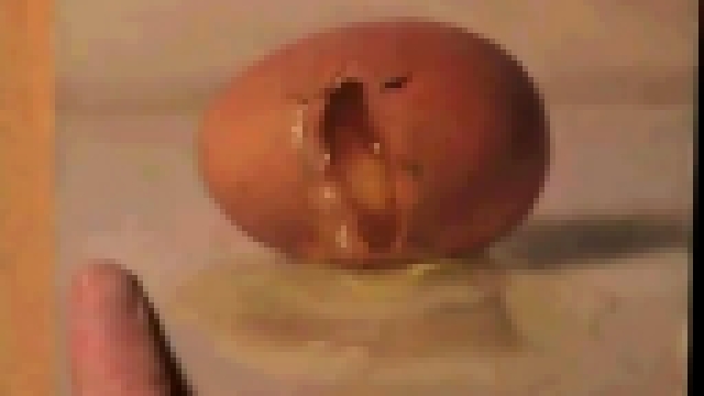 Художник рисует разбитое яйцо. 