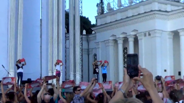 Флешмоб перед Павильоном 66 танцуют под песню Джастина Тимберлейка ''Can't Stop the Feedling'' 