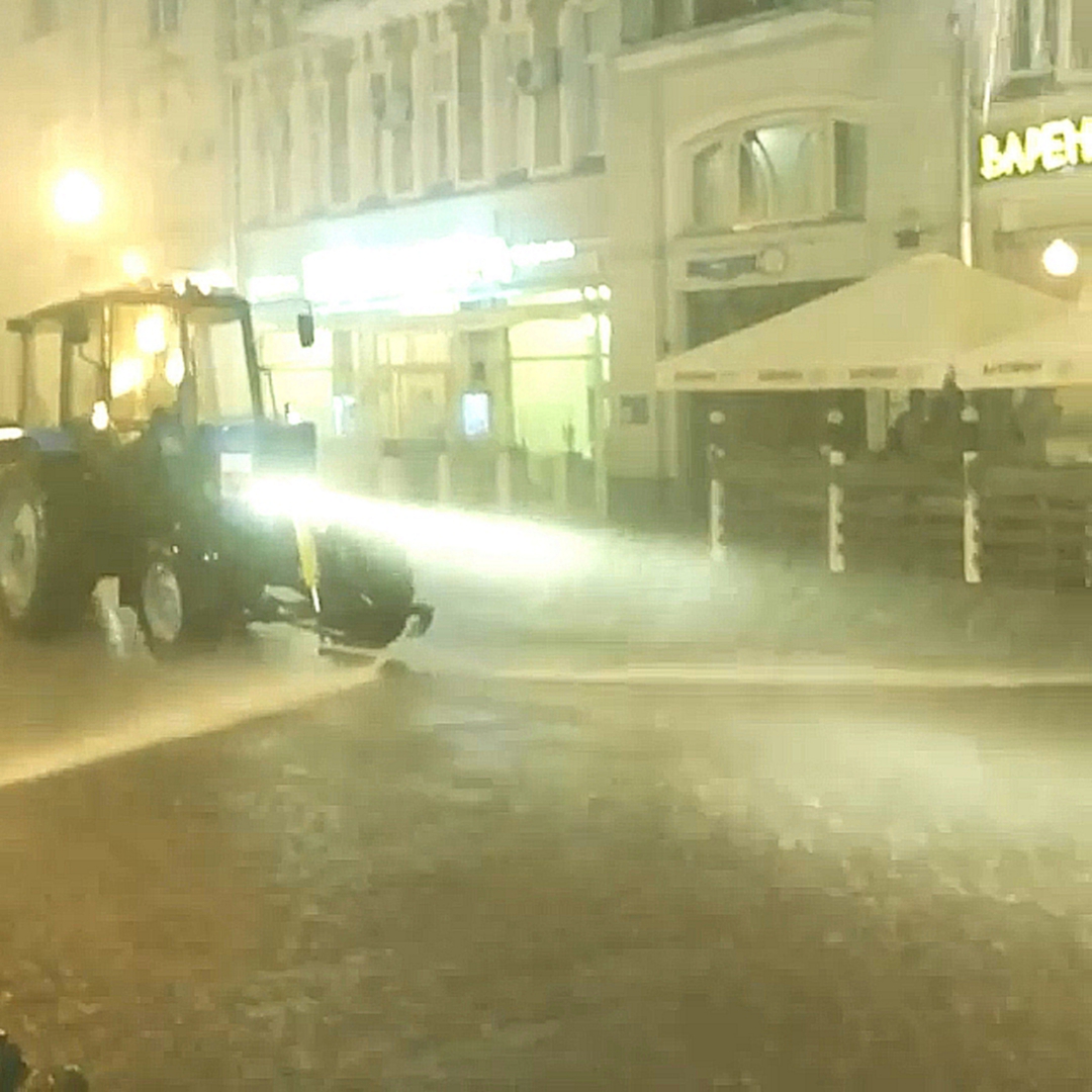 ЛОЛ!! Суровые московские коммунальщики поливали улицы во время шторма 