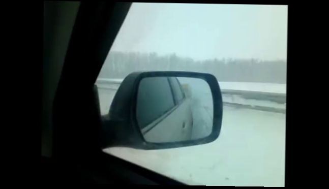 Безбашенные дальнобойщики на зимней дороге 