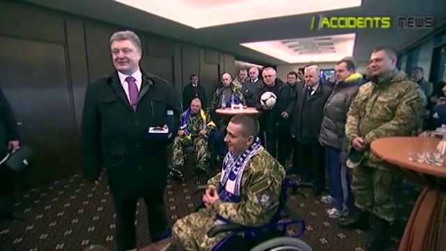 Пьяный президент Украины Пётр Порошенко подарил мяч безногому инвалиду АТО 