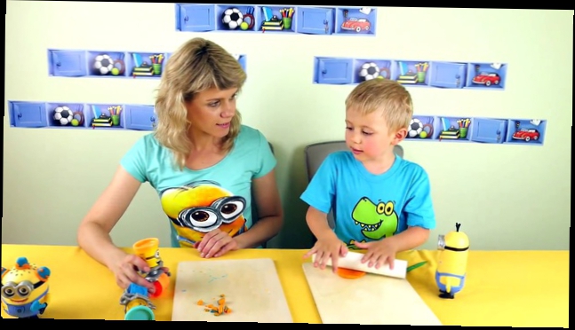 Видео для детей малыш Даник и мама играют с миньонами в Play Doh и Kinder Surprise 