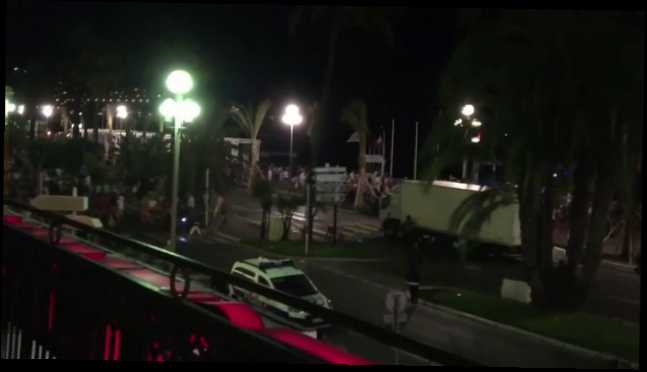 Мотоциклист, рискуя жизнью, пытался остановить грузовик террориста в Ницце  