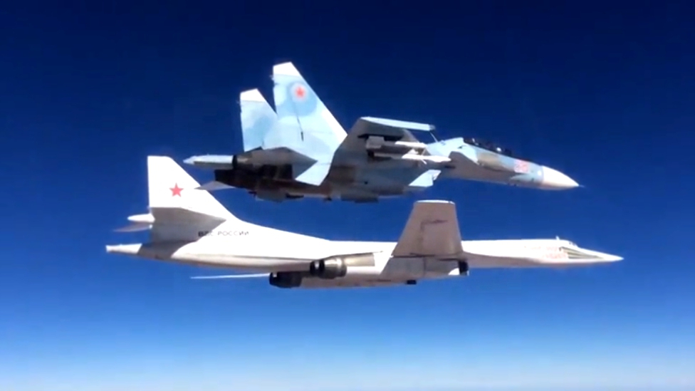 Сопровождение Су-30СМ ракетоносцев Ту-160, выполнивших пуск крылатых ракет над Средиземным морем 