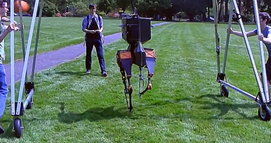 ATRIAS - двуногий робот гуляет в парке 