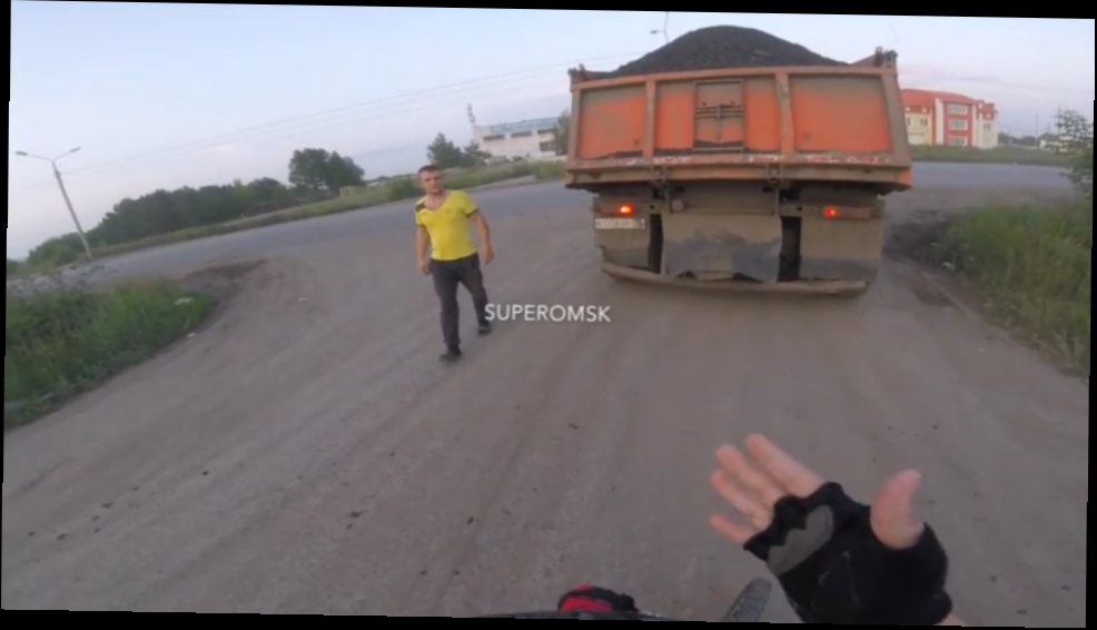 Омский журналист на велосипеде преследовал самосвал со срезанным асфальтом 