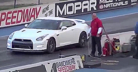 Драг Рейсинг Ниссан ГТР против Форд Мустанг DRAG RACE Nissan GTR vs Ford Mustang 