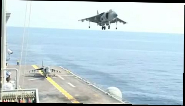 Посадка самолета AV-8B Harrier на десантный корабль USS Bata 