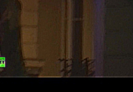 14.11.2015-Полицейские эвакуируют выживших из театра«Батаклан».Дата-14.11.2015г.,0329мск,0129цев.YouTube-RT на русском 