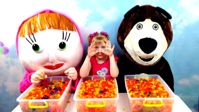 Челлендж Маша и Медведь ищут сюрпризы в разноцветных шариках Орбиз ORBEEZ Challenge 4К 