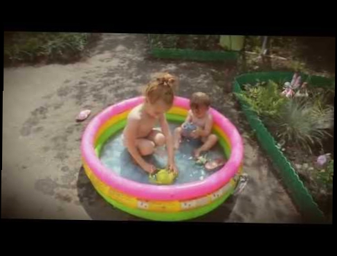 Жизнь в деревне. Дети купаются в бассейне. !!! Внимание откровенные сцены!!! 