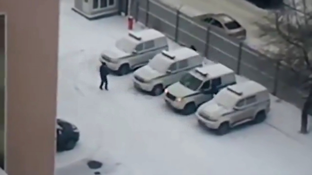 Полицейские играют в снежки 