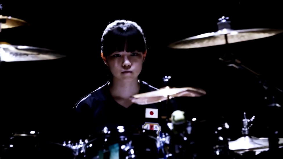 18-летняя японка круто играет на барабанах  