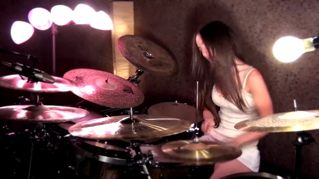 METALLICA - ENTER SANDMAN - Девушка классно играет на барабанах 