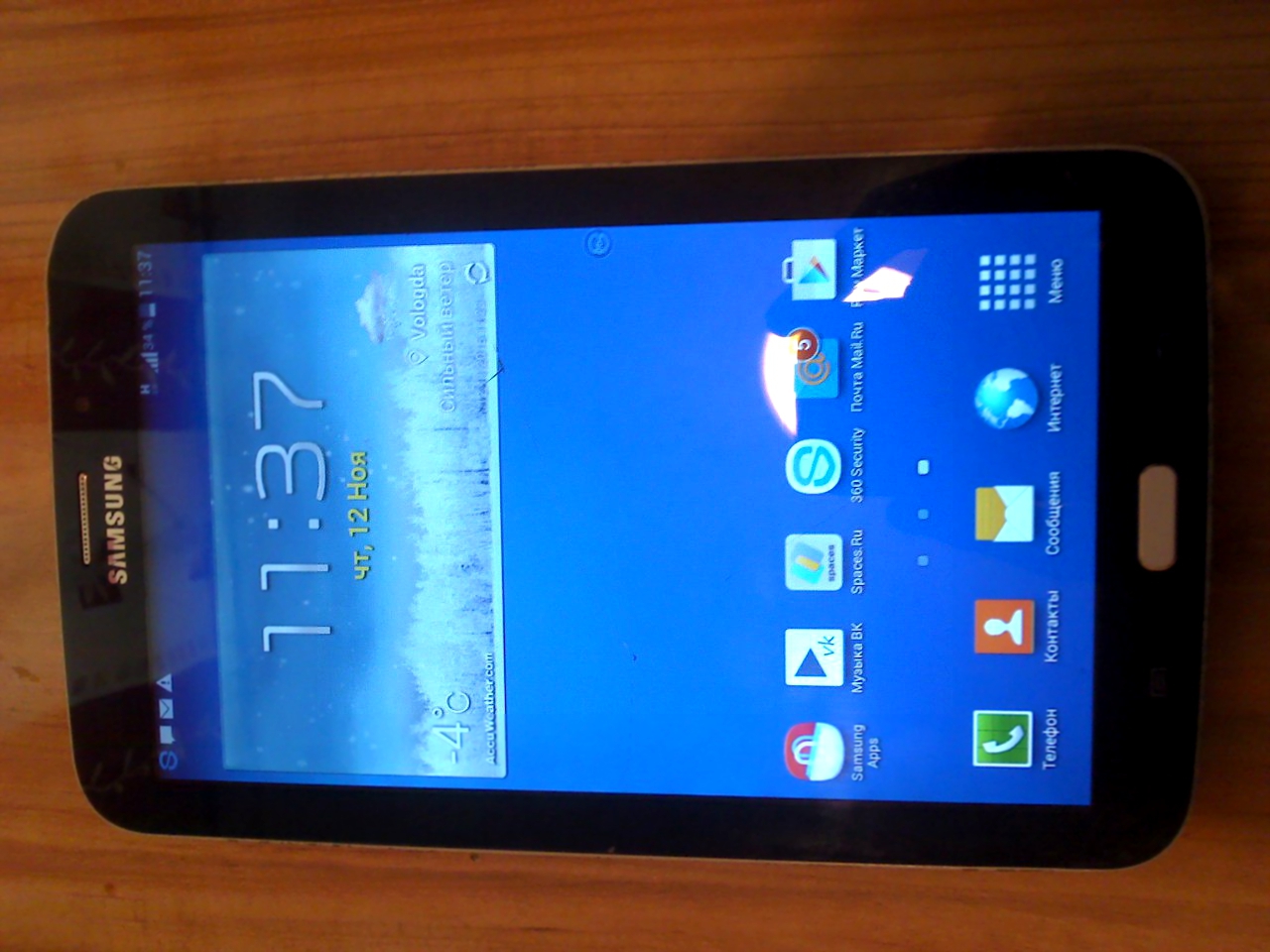 продам или обменяю Samsung Galaxy tab3 с трещинками на внешнем стекле,но работает так же.корпус сзади и по бокам  потерт,акб держит хорошо.режим телефона,3G,8G,1 оператива,два динамика внизу.с блютуз гарнитурой sony ericsson новой отдам за три.без две с половиной!