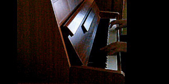 Классический композитор Марк Клатт на фортепиано 