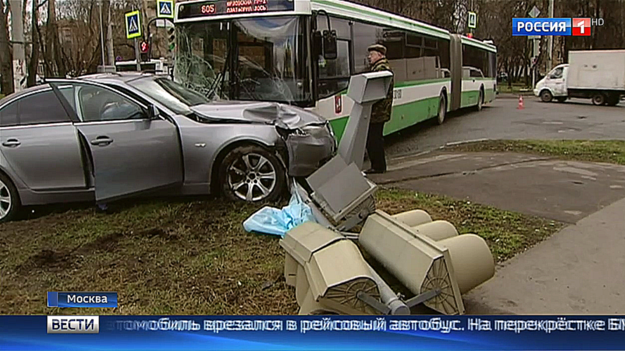На Изумрудной улице BMW врезался в автобус 