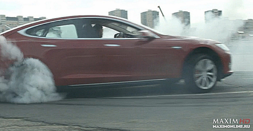 Голливудский каскадер выполнил зрелищный трюк на электромобиле Tesla Model S  
