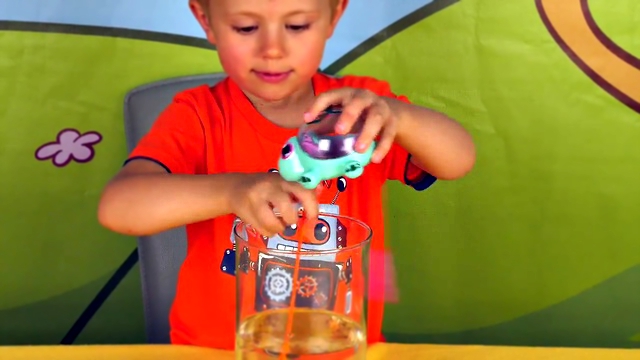 Малыш Даник играет с черепашкой и шариками ORBEEZ - Развлекательное видео для детей 