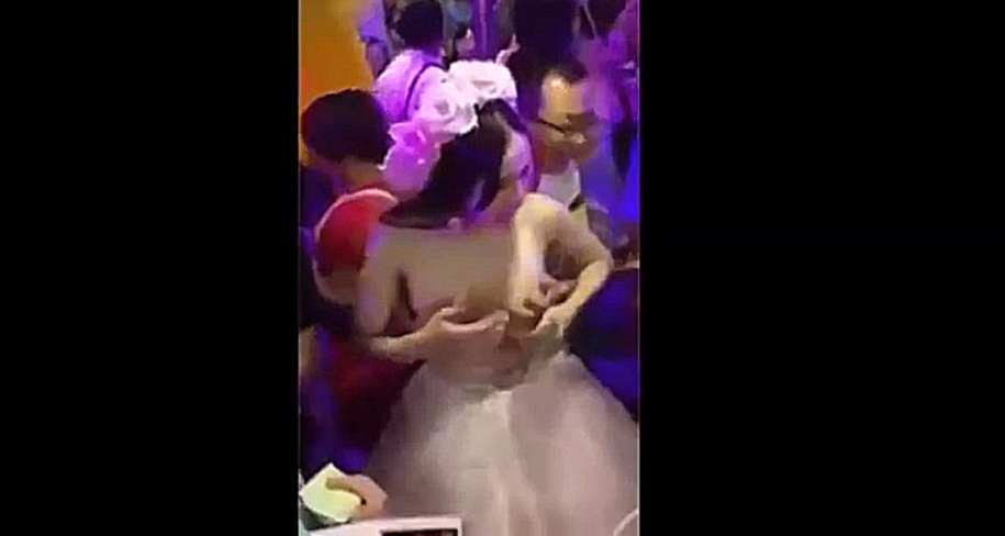 Невеста дает гостям тискать свою грудь и собирает с них за это деньги 