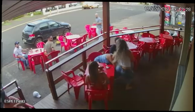 Жена заметила мужа в кафе с любовницей 