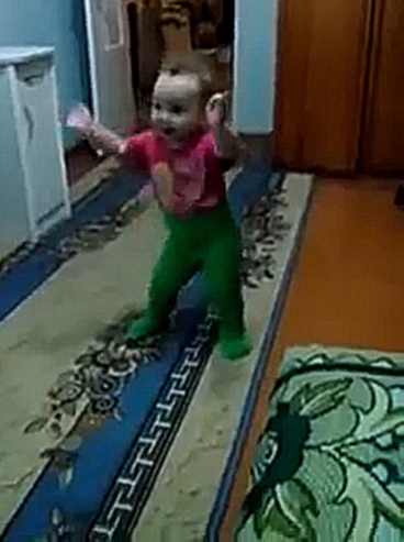 Девочка 1,5 года танцует 