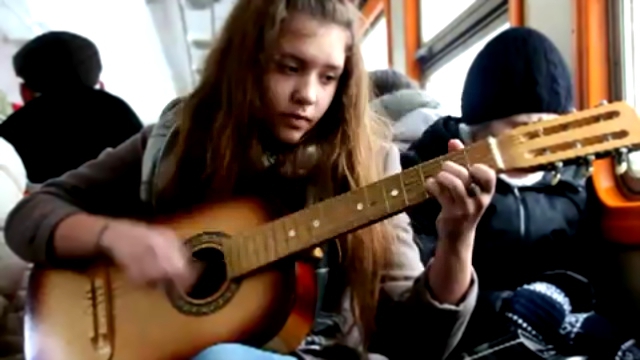 Девчонка круто играет на гитаре и поёт на французском... 