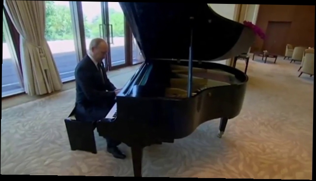 Путин играет Бритни Спирс на рояле  