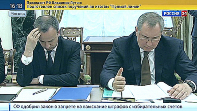 Путин попросил Медведева проконтролировать список поручений по итогам "Прямой линии" 