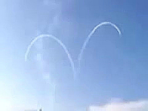 Самолеты нарисовали сердечко в небе. 