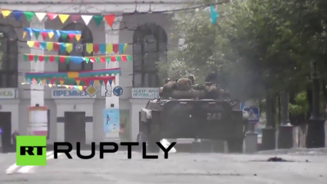 Фашисты напали на Мариуполь 09.05.14 - Видео, снятое сотрудником RT за несколько минут до ранения 
