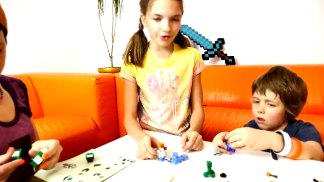 МайнКрафт Лего! Адриан и Света помогают Маше собрать Стива! Видео для детей 