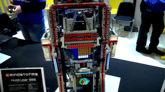 Робот Lego складывает огромный кубик Рубика  
