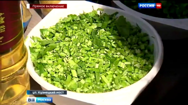 В центре Москвы варят сотни литров ухи из нерки и краба 