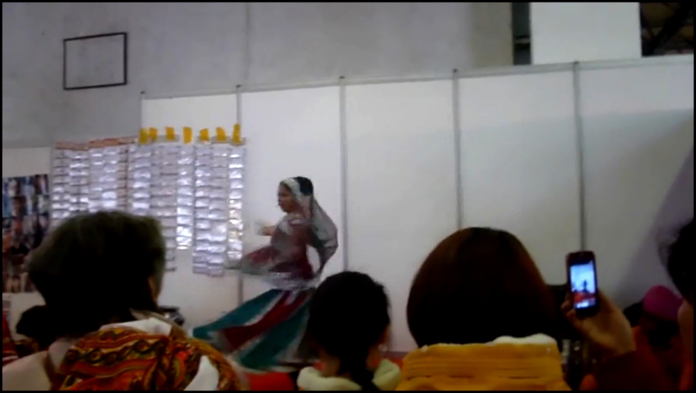 Танец Индийской девушки Узор на руке Заклинательница зеленой змейки 02 03 2015 