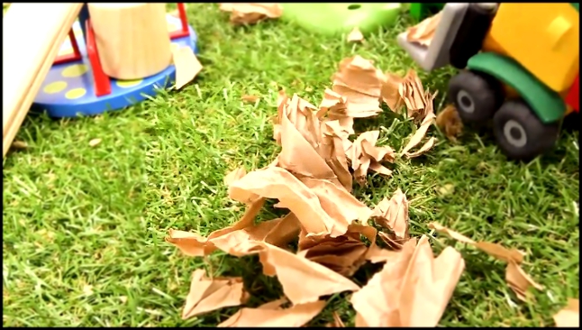 Развивающее видео для детей. Грузовичок Лева и Грузик: уборка на детской площадке. 